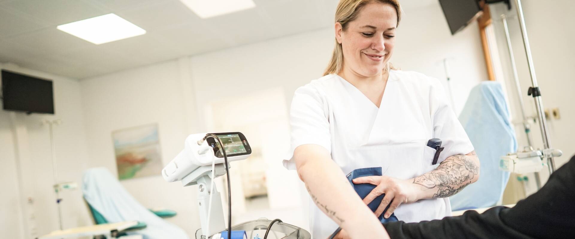 Pflegerin versorgt Patient